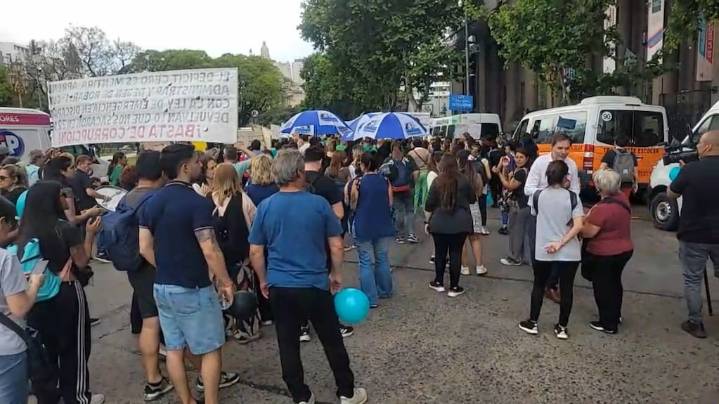 Manifestantes marchan al Ministerio de Salud por la Ley de Emergencia en Discapacidad