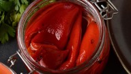 Cómo hacer pimientos morrones en conserva: la receta casera de 8 ingredientes y en 30 minutos