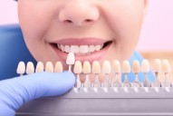 Los alimentos que más manchan los dientes y cómo cuidar el esmalte