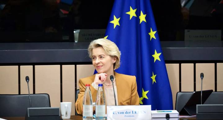 Inaugura presidenta de Comisión Europea altar de muertos de embajada mexicana en Bélgica en Estrasburgo, Francia