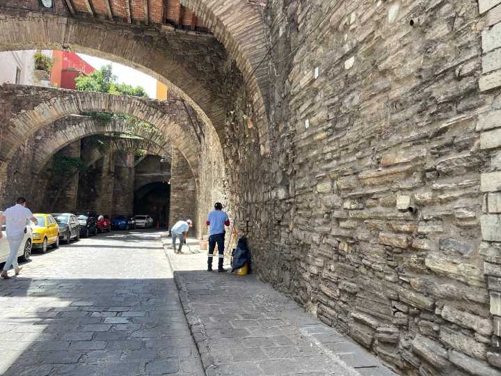 Limpian la Subterránea previo al Festival de Día de Muertos