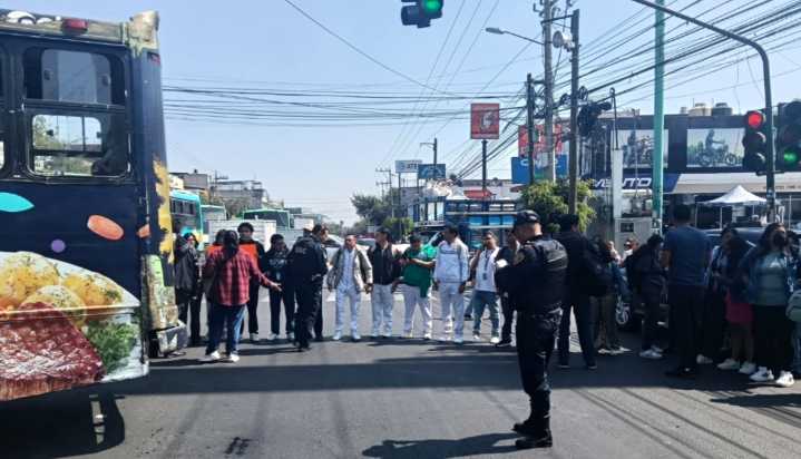 Estudiantes se manifiestan en la sede de la universidad pedagógica Nacional de Picacho Ajusco.
