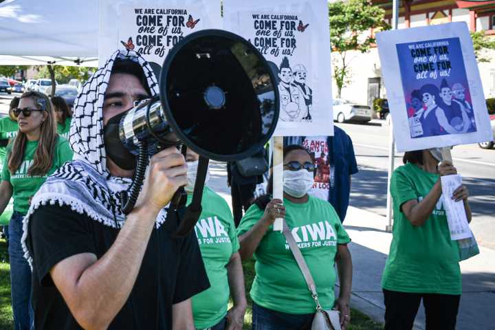 Arrecian las protestas antinmigrantes en Chicago con la presencia de la secretaria Noem