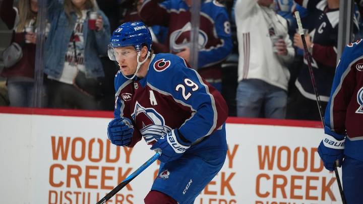 Nathan MacKinnon scores twice, Avalanche race past Bruins 4