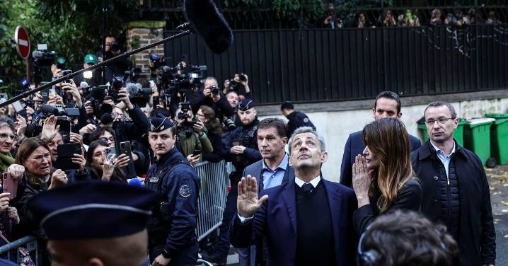 Dos agentes de seguridad viviendo en una celda contigua para proteger a Nicolás Sarkozy en la cárcel