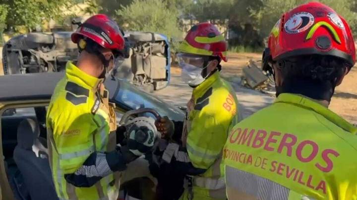 Bomberos de Sevilla se forman en rescates con vehículos eléctricos, híbridos y a gas