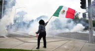 Mexicano admite haber arrojado bomba contra agentes en manifestación en Los Ángeles