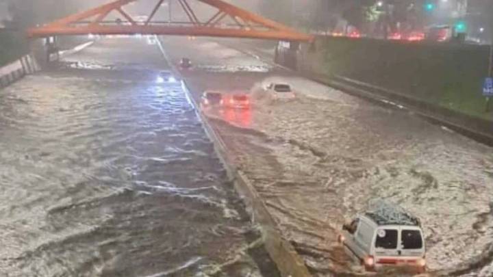 Fuerte lluvia en Amba generó inundaciones y graves daños