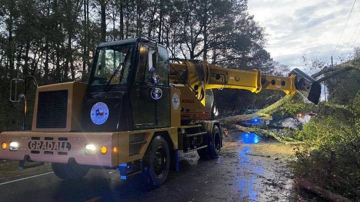Crews around Harris County work to clear storm debris, deal with closed roads