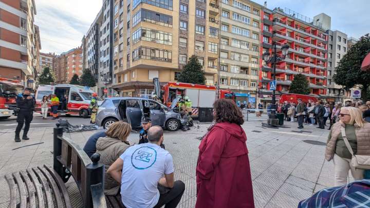 Un conductor de 70 años choca contra una valla en Valentín Masip y hiere a tres peatones
