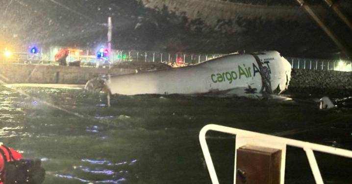 ¡Emergencia en aeropuerto de Hong Kong! Avión sale de la pista y cae al mar; hay desaparecidos