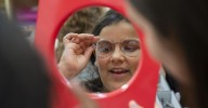 "De lejos no veo la pizarra": primeras revisiones y gafas gratis para los niños del Raval