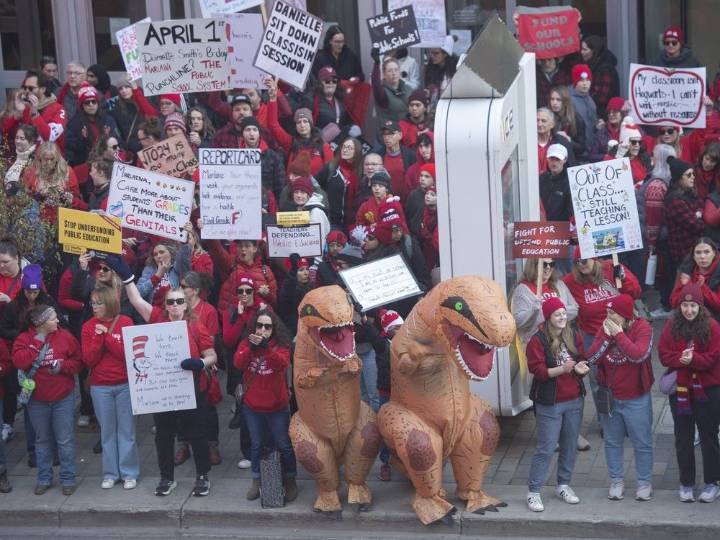 Alberta Premier Danielle Smith addresses strike and MOU with Canada