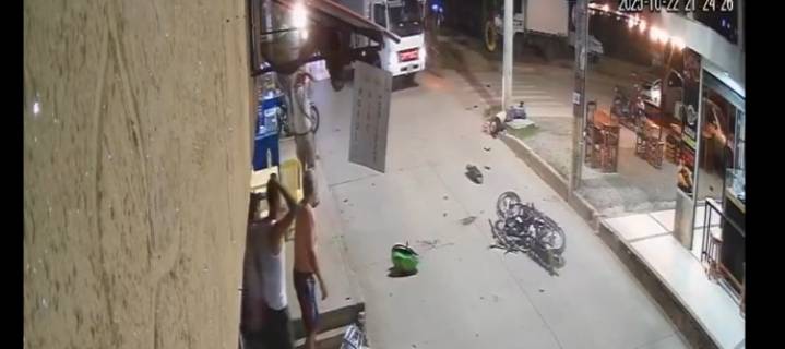 Accidente mortal en Ibagué: Motociclista de 17 años choca contra un poste