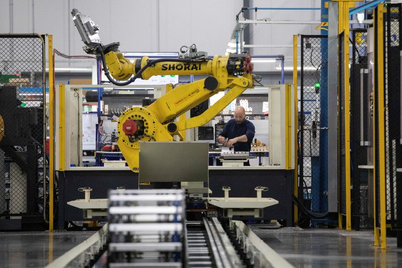 Canadian manufacturing PMI falls in September as downturn deepens