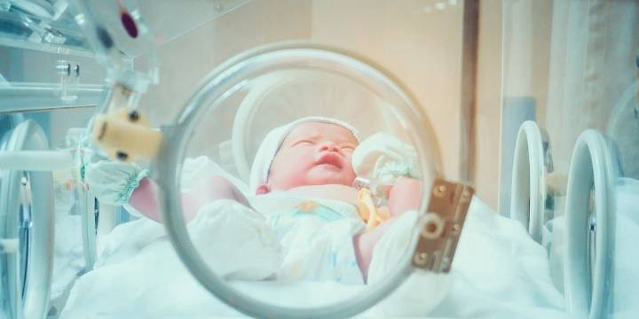 La voz de mamá impulsa el desarrollo del habla del bebé en el útero