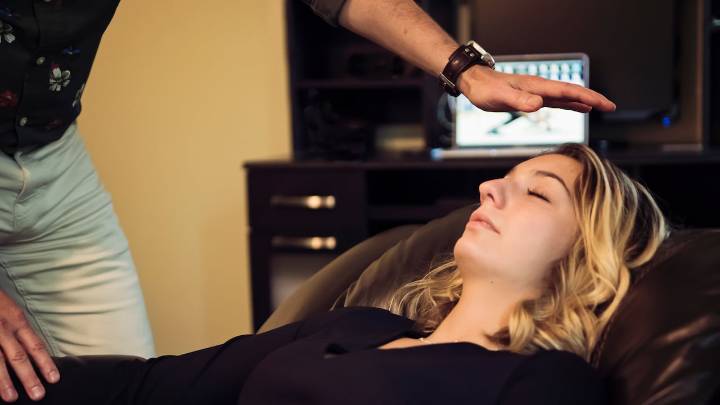 Terapia con hipnosis: cómo una sola sesión promete eliminar bloqueos emocionales