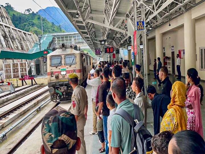 Andhra: Police launch manhunt after assault on woman in moving train