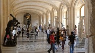 Un robo en el Louvre provoca el cierre del museo durante todo el domingo: tres ladrones se llevan nueve joyas