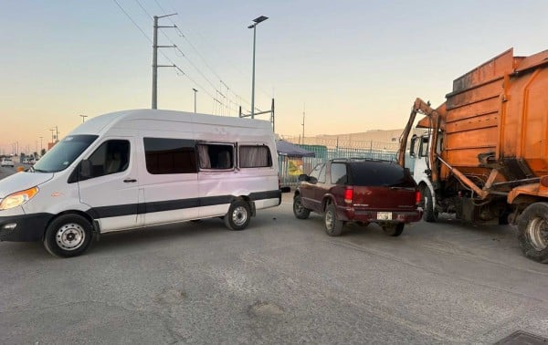 Impacta camión de desechos a Van modelo 2024