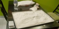 Detienen a dos personas que tenían una charola con de metanfetamina en polvo en Edomex