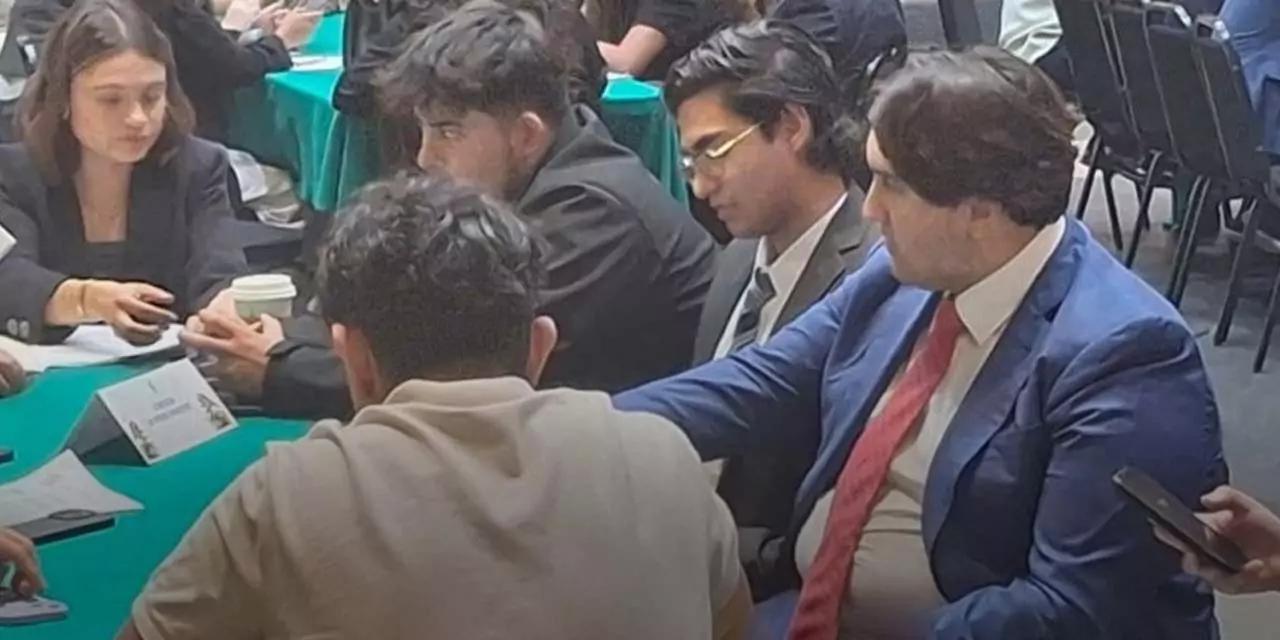 Hijo menor de AMLO se presenta en sociedad en evento político