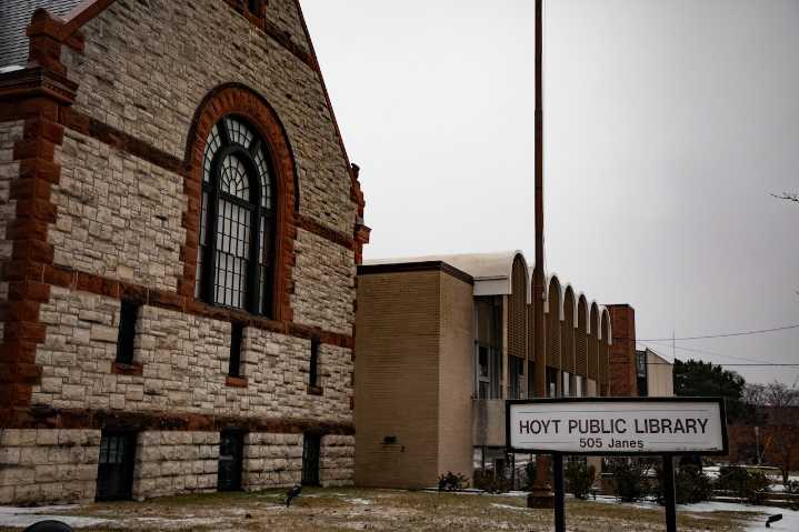 A Ken Follett expert is revealing the secrets behind bestselling novels at a Saginaw event