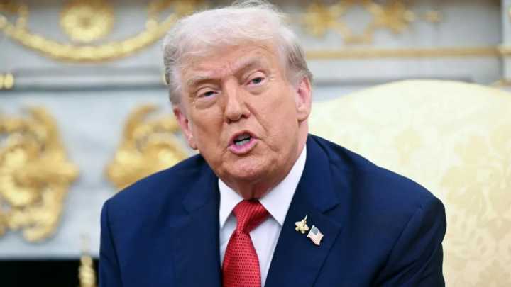 Trump amenaza con cancelar programas públicos si persiste el cierre de Gobierno