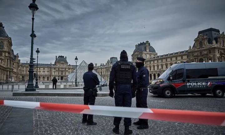 Francia aún no sabe quien robó joyas del museo de Louvre