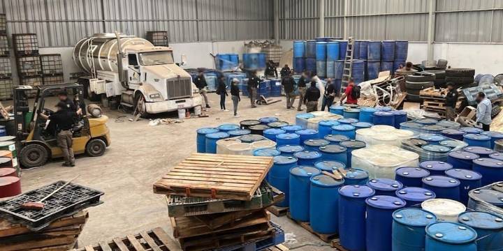 Operativo en Durango da con bodegas de huachicol y narcolaboratorios repletos de precursores químicos