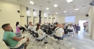 Benalmádena acuerda con empresarios y vecinos del puerto avanzar hacia la peatonalización definitiva de la zona