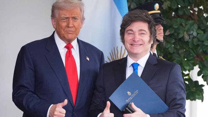 Trump hosts Argentine leader, defends $20 billion aid and threatens to end support over election results