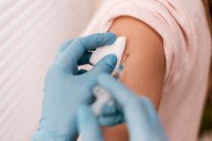 "Te cambia la vida en un minuto". Alertan por la baja vacunación contra la meningitis: ¿cuáles son los síntomas y cómo prevenirla?