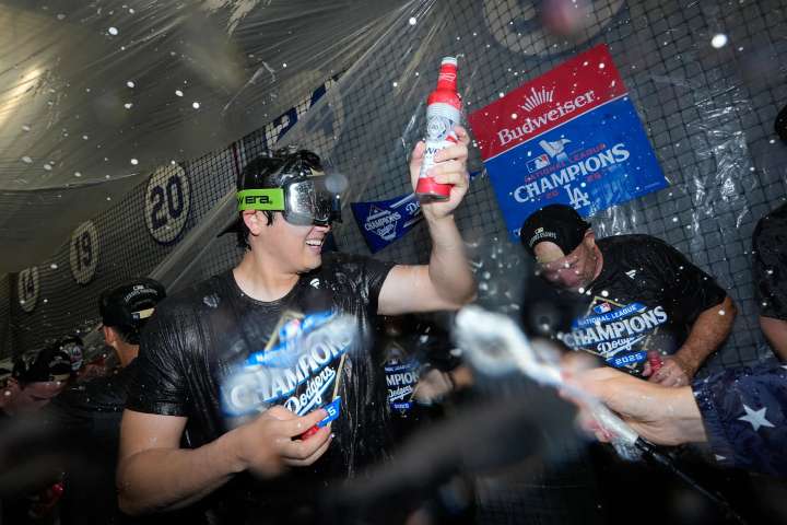 Dodgers avanzan a Serie Mundial en jornada histórica de Ohtani