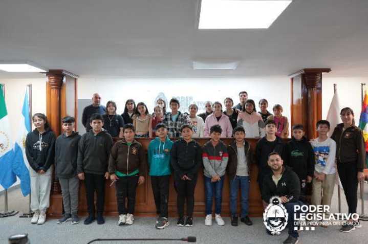 Estudiantes de Villa Berthet visitaron la Legislatura provincial