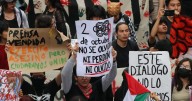 Marcha del 2 de octubre: Miembros del Bloque Negro golpean a policías capitalinos en el Zócalo