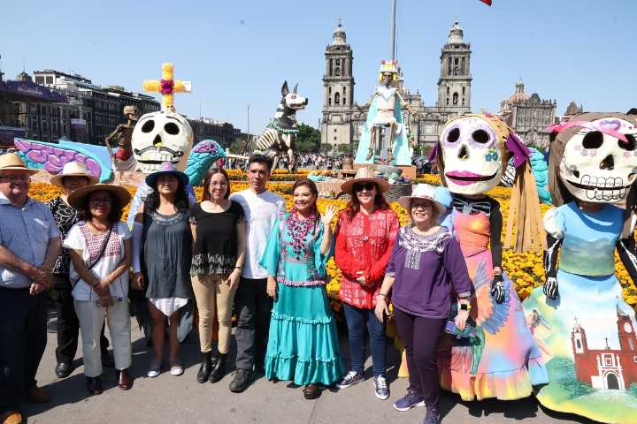 Zócalo de CdMx se embellece con ofrenda monumental de Día de Muertos