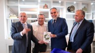 Video | Benedetti y Montealegre sellan su reconciliación con un apretón de manos y un libro sobre estoicismo