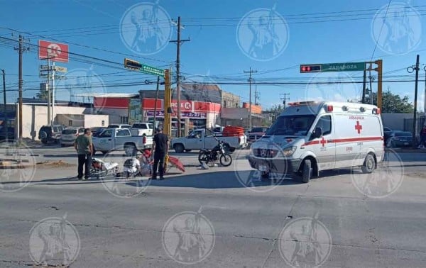 Omite motociclista luz roja y se estrella con camioneta
