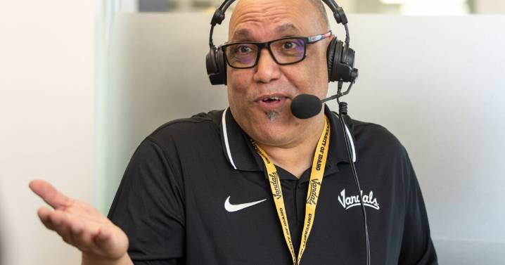 Seattle Mariners Spanish broadcaster returns with Spanish-language Vandal football: 'It's electrifying'
