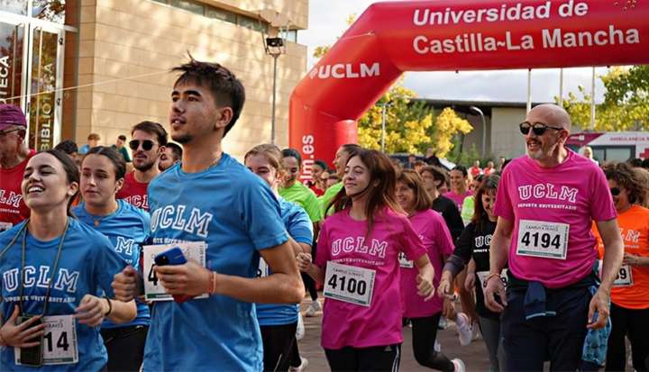 La carrera solidaria Campus a través calienta motores