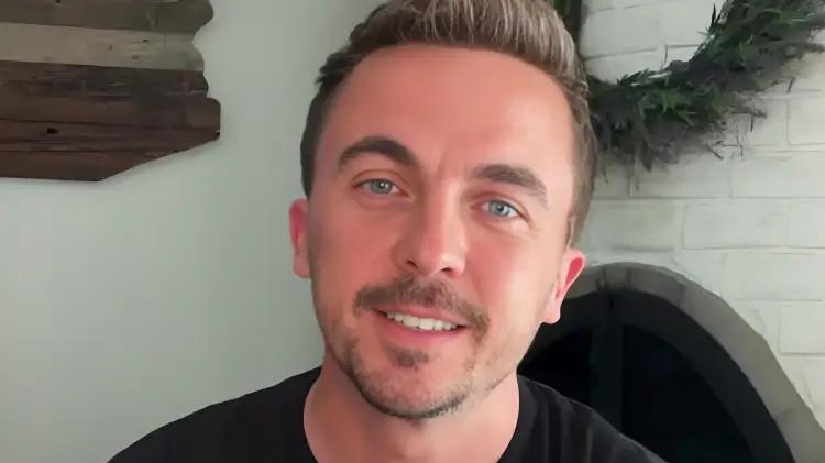 Frankie Muniz sorprende al viajar como cualquier persona en el aeropuerto de Monterrey