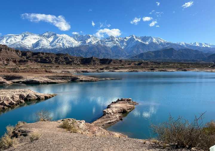 El misterio del lago mendocino que se "tragó" a dos personas que iban en helicóptero