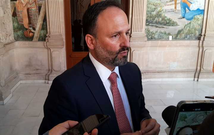 Defiende De la Peña su postura sobre equilibrio en el gasto público ante críticas de Javier Corral