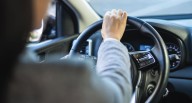 Ley de Florida: a cuánto asciende la multa por conducir por el carril izquierdo sin adelantar