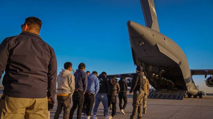 Gobierno de Trump reporta la deportación de medio millón de migrantes indocumentados