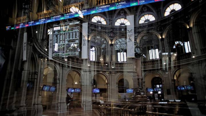 El Ibex 35 se queda por debajo de los 15.800 puntos por las caídas de la banca