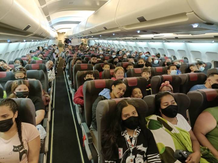 Más de 300 venezolanos repatriados desde Estados Unidos en Vuelta a la Patria