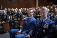 Un secretario de Defensa novato da lecciones a los altos mandos militares