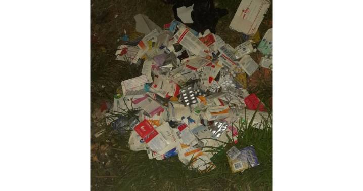 Hallan gran cantidad de medicamentos vencidos en una zona verde: comunidad alerta a las autoridades